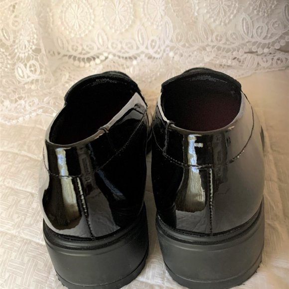 MUNRO BLACK PATENT LEATHER LOAFERS - Picture 3 of 6